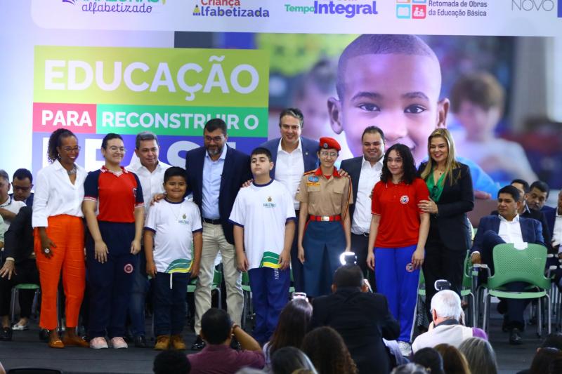 Governo do Amazonas entrega mais de 600 livros à escola bilíngue de francês da rede estadual