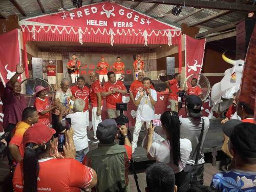 Fred Góes brinca, dança e canta durante largada da chapa 'Agora é nós, Fred Góes e Helen Veras' rumo à presidência do Boi Garantido