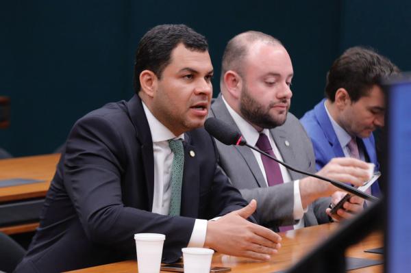 Comissão aprova PL de Saullo Vianna que garante espaços de lazer para idosos em unidades habitacionais do governo