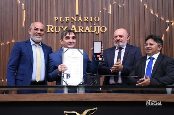 Cabo Linhares participa de cerimônia de entrega da Medalha Ruy Araújo ao Professor Doutor Maildson Fonseca