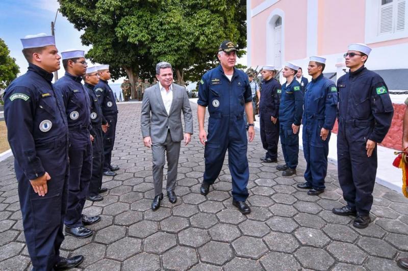 Governo do Amazonas e Marinha debatem ações integradas para enfrentar a seca dos rios