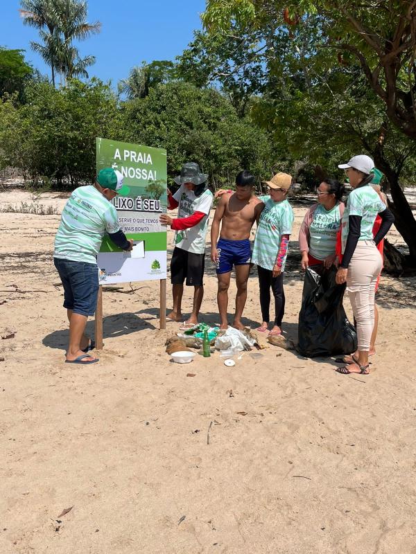 Sedema leva educação ambiental às praias e recolhe lixo deixado por banhistas