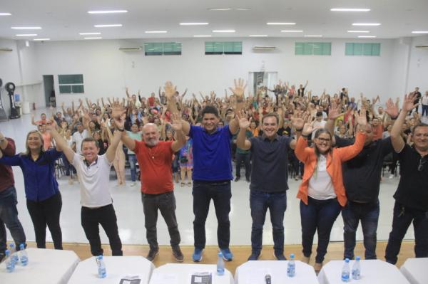 Sob aplausos, prefeito de Parintins anuncia pagamento do piso nacional da enfermagem