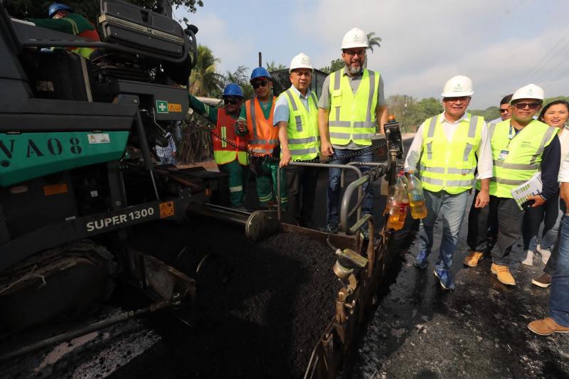 Wilson Lima vistoria obras de modernização da AM-010 e entrega ramal Sulivan Portela pavimentado