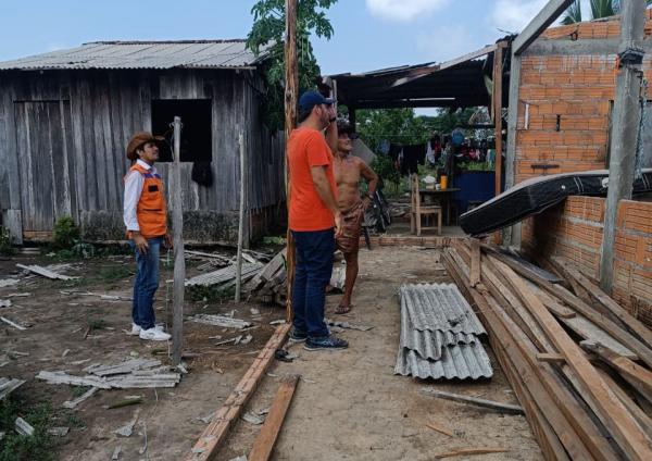 Vereador Mateus Assayag visita Mocambo para ajudar famílias atingidas por forte temporal