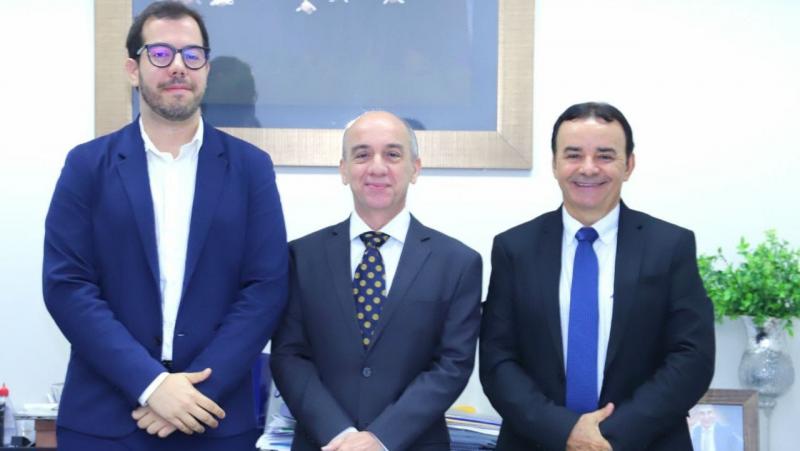 Três aprovados tomam posse como novos servidores do TCE-AM