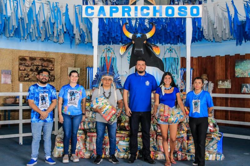 Caprichoso entrega cestas solidárias aos povos indígenas do Amazonas que sofrem com a seca dos rios