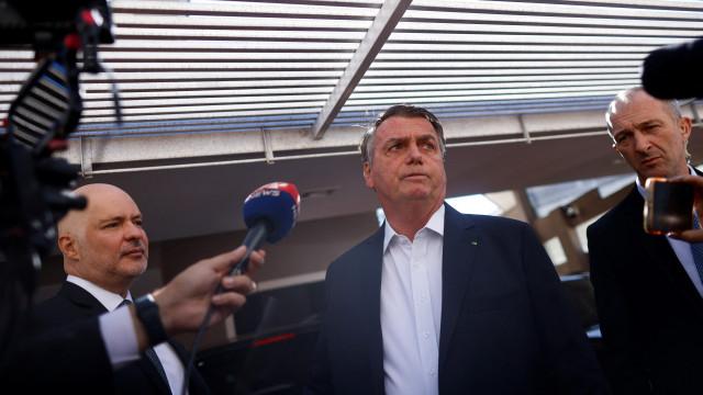 Bolsonaro associa morte de médicos a aumento da criminalidade e ataca Lula e Dino