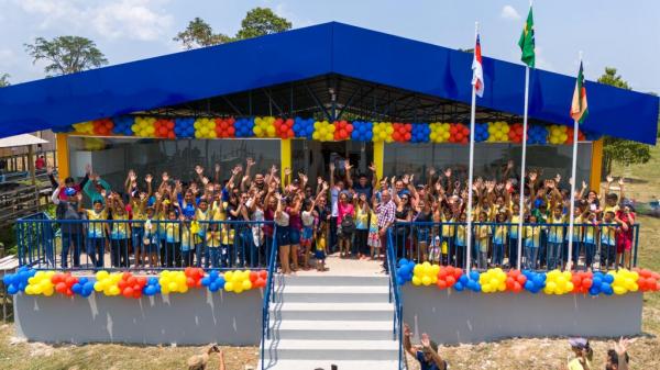 Bi Garcia entrega segunda escola em estrutura de concreto na várzea de Parintins