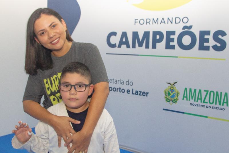 Mãe que participou do 1° Curso de Defesa Pessoal realizado pela Sedel, incentiva filho à prática de jiu-jitsu