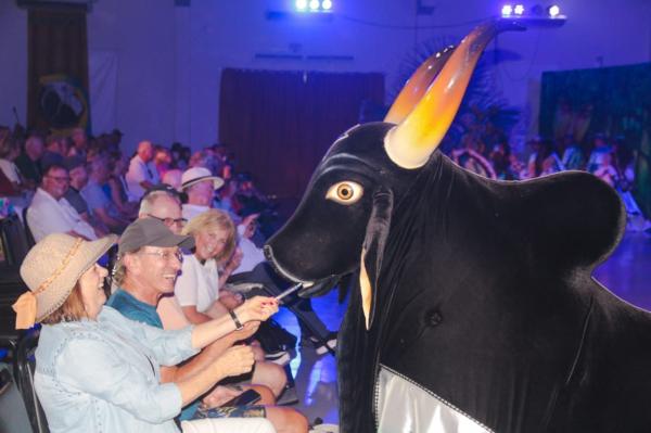 Boi Caprichoso encanta turistas em espetáculo no Parintins Convention Center