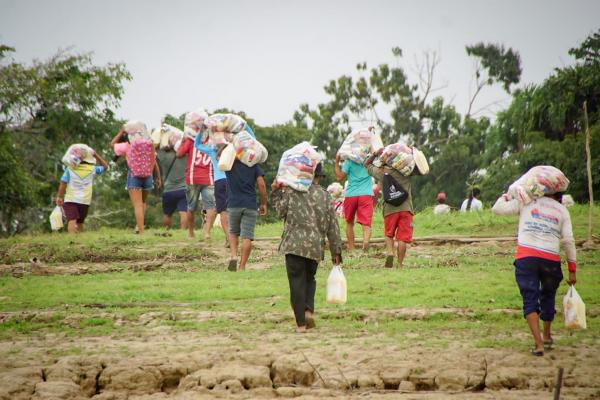 Famílias do Marajá, Remanso e Parintinzinho receberam ajuda humanitária da Prefeitura de Parintins