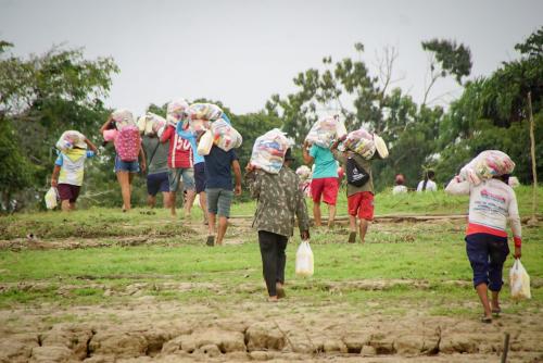 Famílias do Marajá, Remanso e Parintinzinho receberam ajuda humanitária da Prefeitura de Parintins