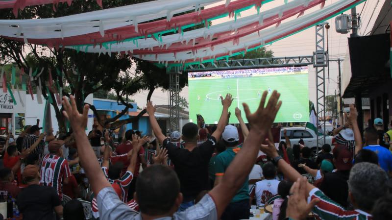 Torcedores do Fluminense de Parintins celebraram o título de campeão da Libertadores no sábado e domingo
