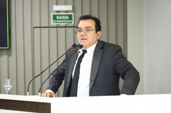 Massilon solicita solução para o bueiro aberto, com risco de acidente em rua ao lado da Lagoa Azul