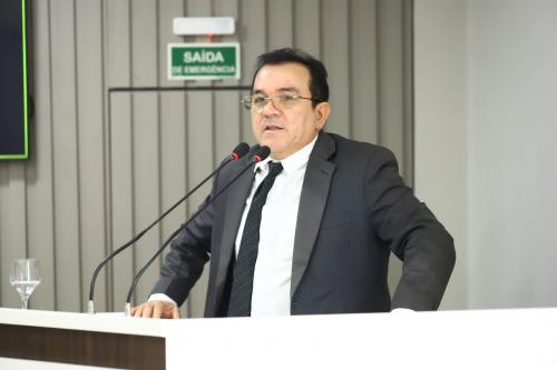 Massilon solicita solução para o bueiro aberto, com risco de acidente em rua ao lado da Lagoa Azul
