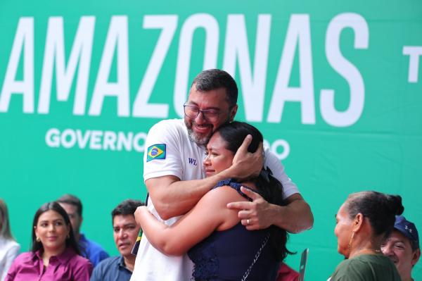 Wilson Lima cumpre compromissso e entrega títulos no Pascoal Alaggio de Parintins