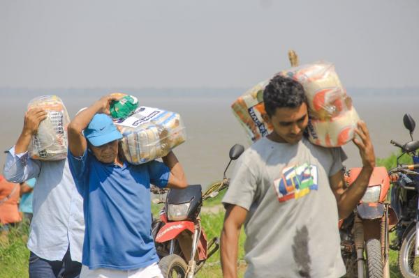 Mais de 300 famílias na região da Valéria e Paraná de Parintins isoladas pela seca receberam ajuda humanitária