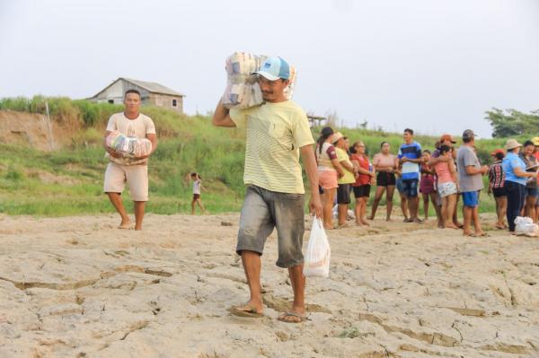Prefeitura entrega cestas de alimentos na região do Limão e Xibuí, em Parintins