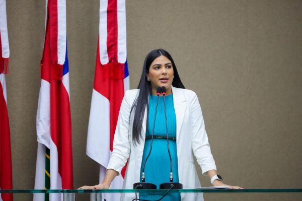 Deputada Mayra Dias propõe implementação de escola para Ensino Fundamental e Médio na área rural de Nhamundá