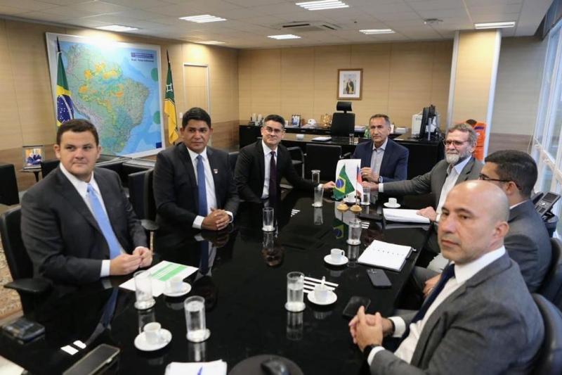 Em Brasília, Prefeito Bi Garcia consegue com ajuda dos senadores novo conjunto habitacional com mais de 300 casas