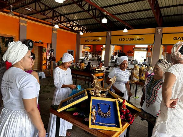 Parintins recebe mais um navio de turistas, promove exposições e lança QR Code do mapa da cidade