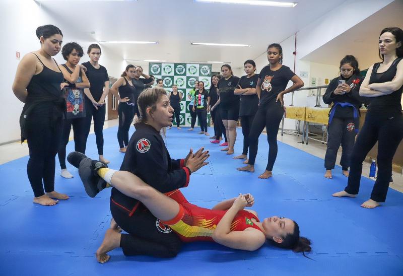 Alunas e colaboradoras da UEA participam de curso de Defesa Pessoal Feminina