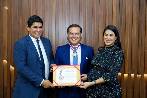 Mateus Assayag recebe Medalha do Mérito Legislativo na Aleam por indicação da deputada Mayra Dias