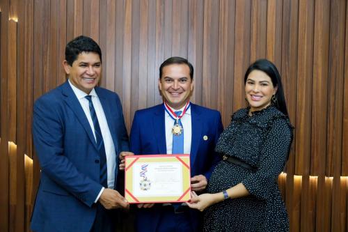 Mateus Assayag recebe Medalha do Mérito Legislativo na Aleam por indicação da deputada Mayra Dias