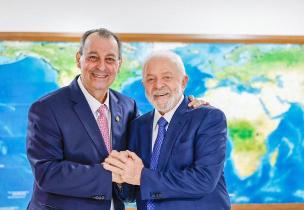 Omar Aziz se reúne com presidente Lula para investimentos no Amazonas e debate sobre a reforma tributária