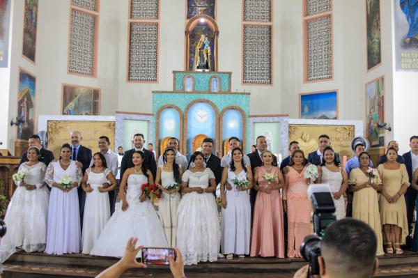 Casamento Coletivo une treze casais em matrimônio religioso 