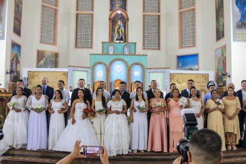 Casamento Coletivo une treze casais em matrimônio religioso 