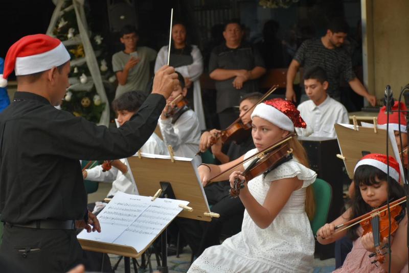 'Natal em Todos os Tempos': espetáculo é encenado por funcionários e alunos de Dança, Música e Teatro da UEA