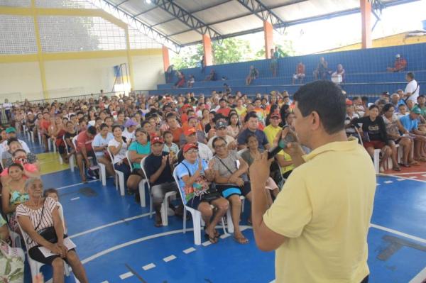 Prefeito Bi Garcia participa de entrega de cestas natalinas