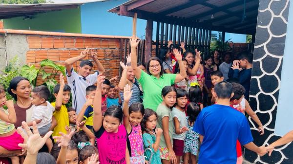 Vereadora Márcia Baranda distribui brinquedos para crianças parintinenses no Natal