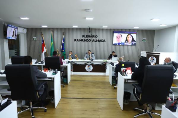 Câmara de Parintins aprova PL que reestrutura plano de carreira, cargos e remuneração de servidores da educação