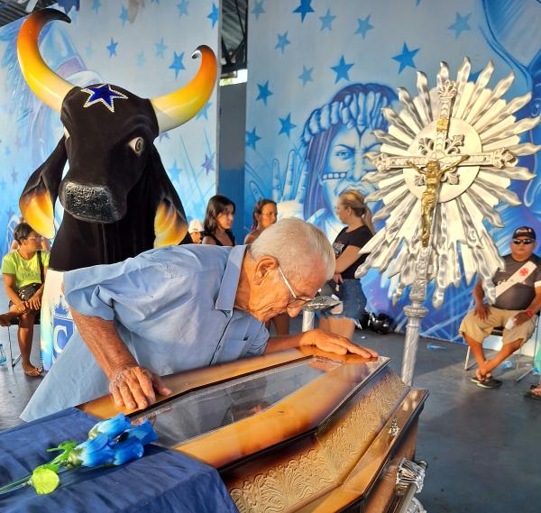 De azul, mestre Jair Mendes presta homenagem a Markinho Azevedo no Caprichoso