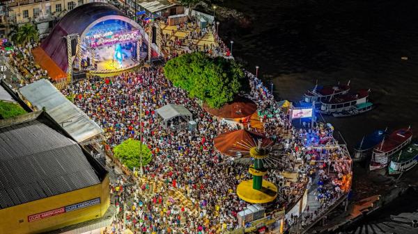 Multidão festeja Ano Novo na Orla de Parintins