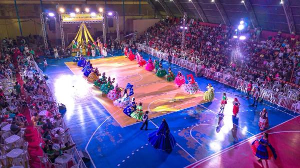 Público lota ginásio Elias Assayag para celebrar o 22° Festival das Pastorinhas de Parintins