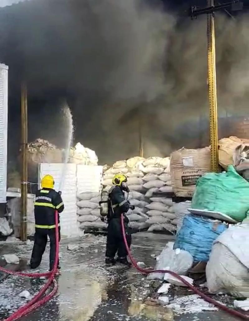 Em menos de 30 minutos, bombeiros combatem incêndio de grande proporção em fábrica de gerenciamento de resíduos