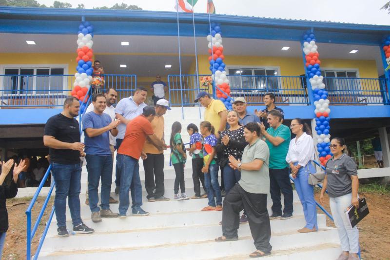 Bi Garcia entrega terceira escola em alvenaria na região de várzea de Parintins