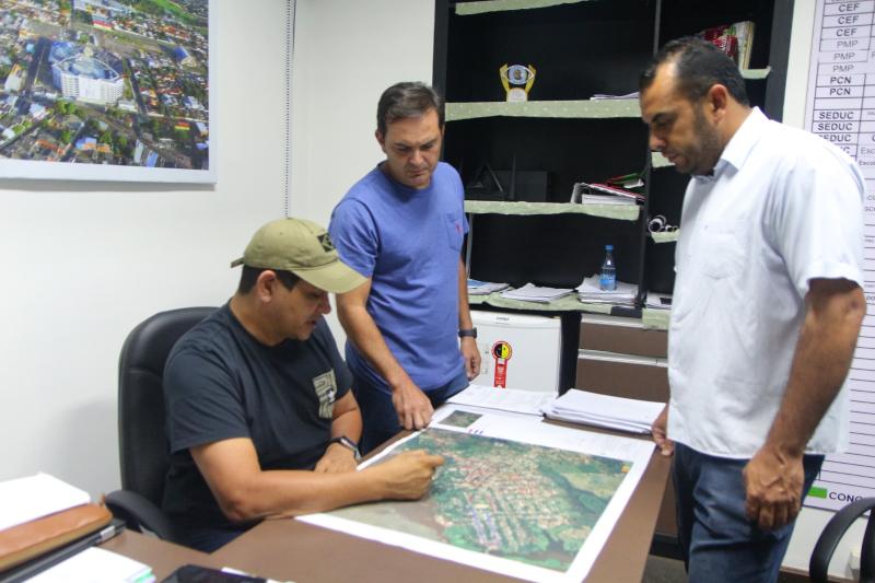 Prefeito Bi Garcia assina projeto de asfaltamento da sede da Vila Amazônia