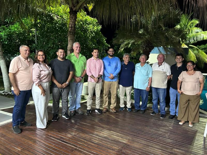 Almirante do 9° Distrito Naval participa de confraternização com Amigos da Marinha e autoridades de Parintins
