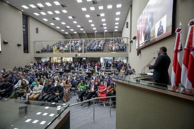 Na abertura dos trabalhos legislativos, Wilson Lima ressalta alinhamento entre poderes e manutenção de investimentos em áreas prioritárias em meio a desafios