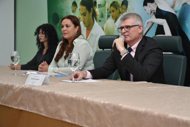 Obra lançada pela Editora UEA discute Direito sobre moradias flutuantes