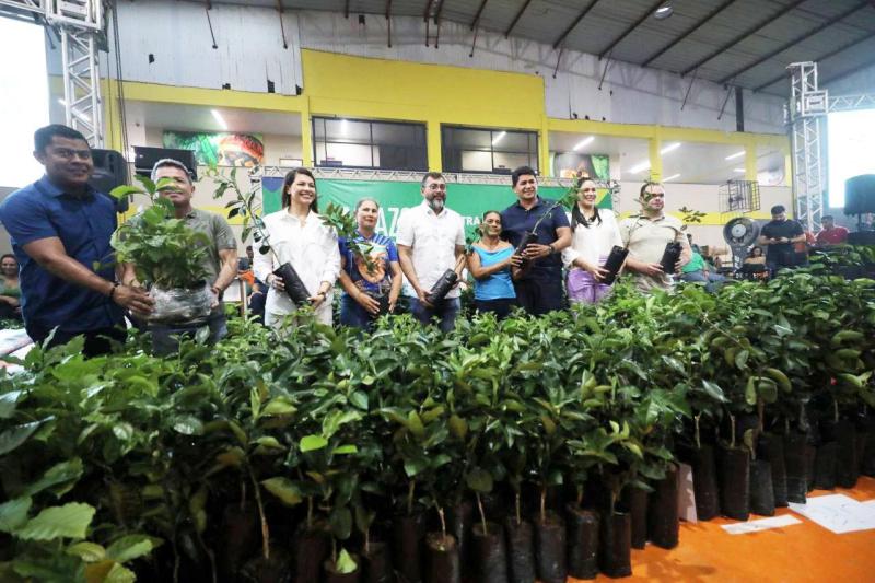 Em Parintins, Governo do Amazonas impulsiona setor primário beneficiando 530 produtores rurais
