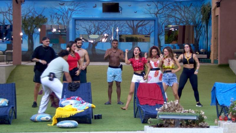 Isabelle pinta rosto de brothers e confinados dançam toada: 'Homenagem ao Festival de Parintins'