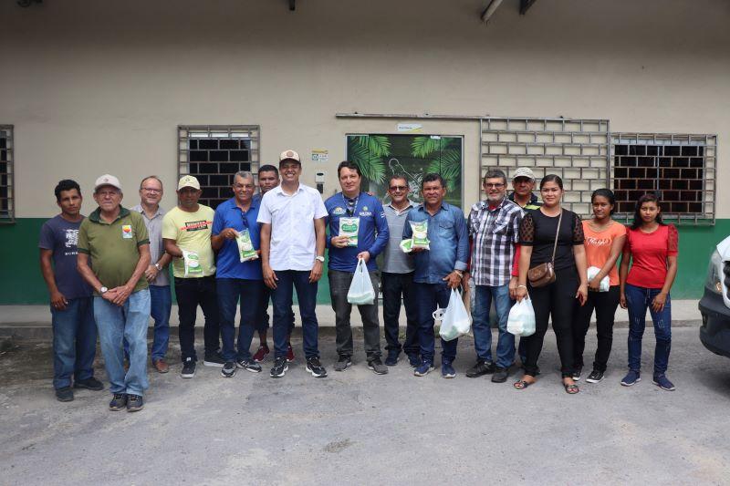 Por intermédio do Idam, produtores rurais negociam venda de mandioca à agroindústria Galo da Serra