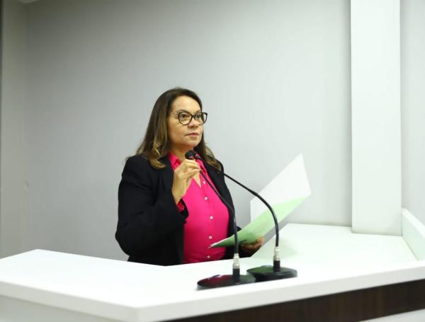 Márcia Baranda pede implantação de banco de leite em Parintins para promover aleitamento materno