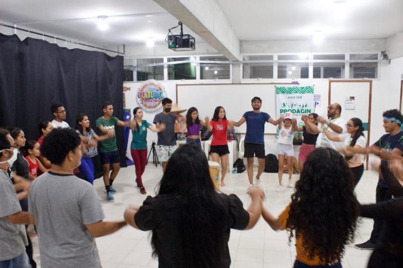 Instituto Cultural Ajuri realiza oficinas de dança, música, capoeira e desenho em Parintins